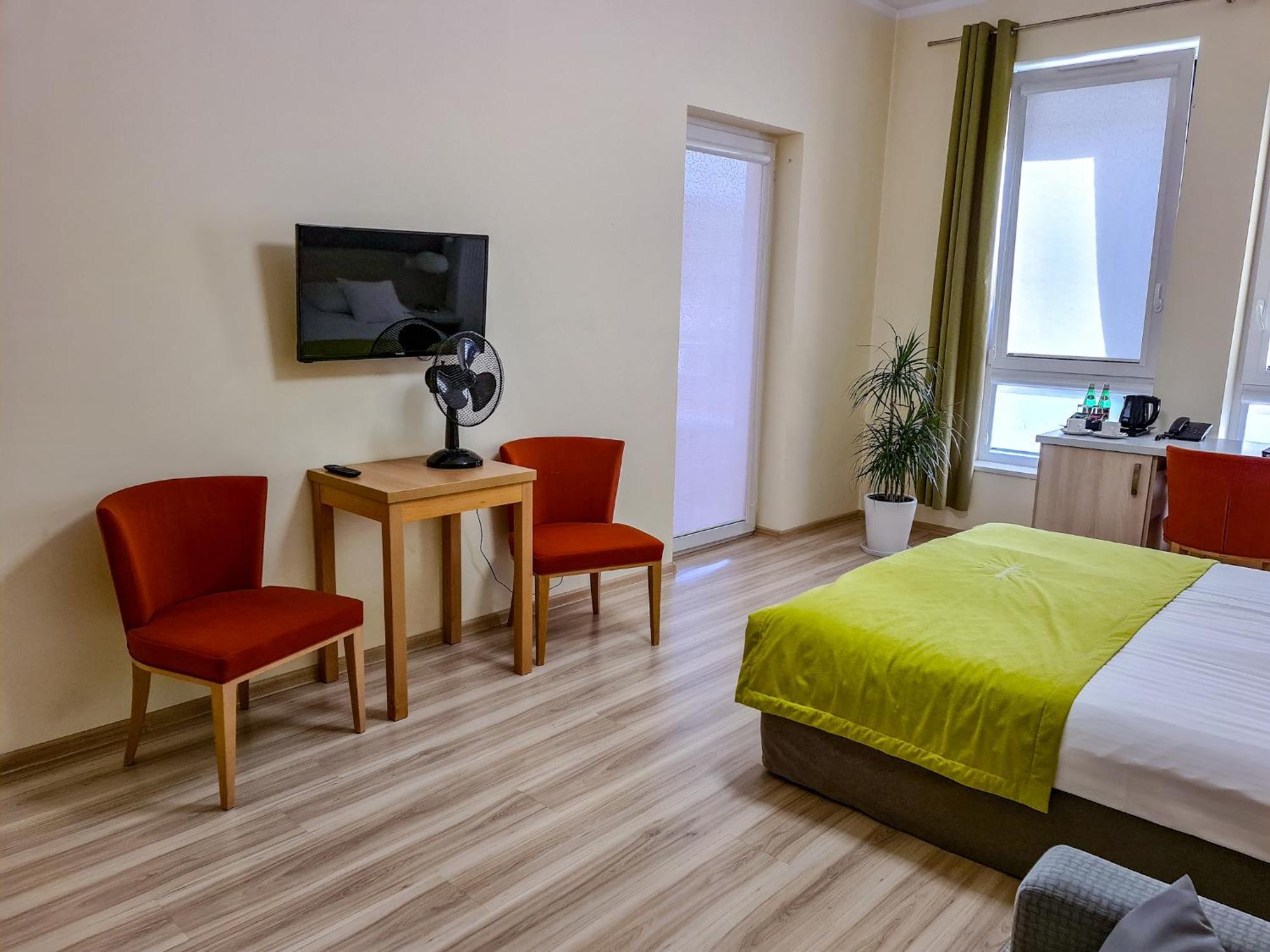 Antoninska Hotel & Apartamenty Лешно Екстер'єр фото