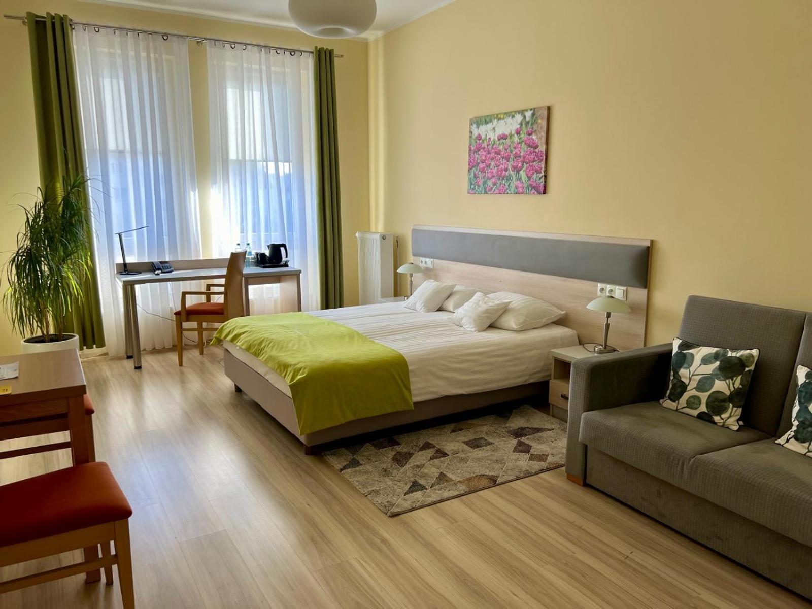 Antoninska Hotel & Apartamenty Лешно Екстер'єр фото